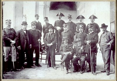 Porträt von Soldaten und Zivilisten in Modica, Sizilien, 1907 von Italian Photographer
